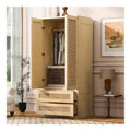 Kleiderschrank in Holzfarbe mit Rattan-Optik und Doppelturen